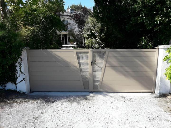 Custom metal gates La Tremblade